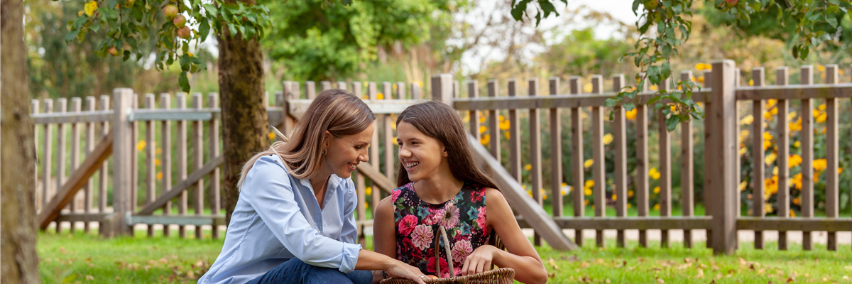 Apfel pflücken mit Mädchen