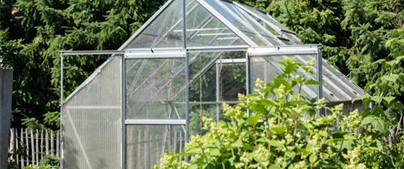 Ob groß oder klein: Gewächshäuser bereichern jeden Garten