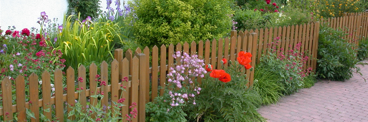 Vorgarten mit Gartenzaun